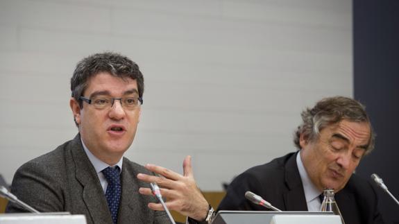 El ministro de Energía, Álvaro Nadal, junto al presidente de la CEOE.