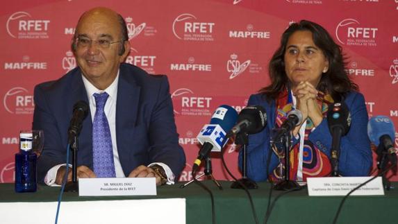 Conchita Martínez, junto al presidente de la Española, Miguel Díaz. 