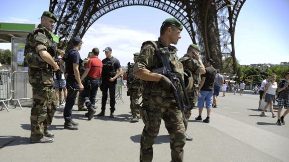 Soldados custodiando la Torre Eiffel en junio de 2015. 