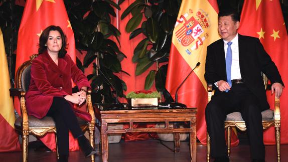 El presidente chino, Xi Jinping, y Soraya Sáenz de Santamaría.