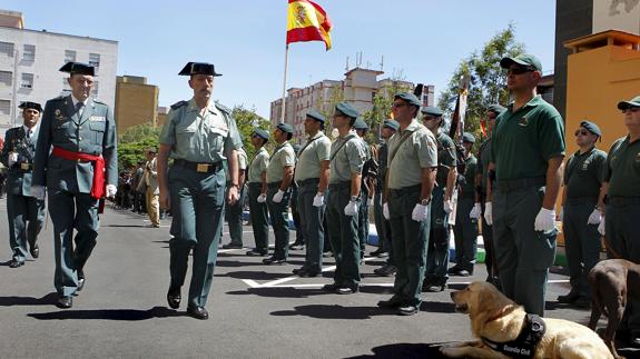 Pablo Martin Alonso pasa revista en un acto institucional de la Guardia Civil.