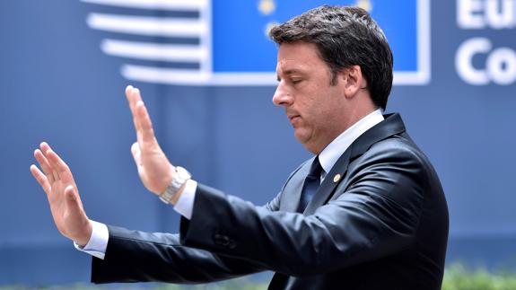 Renzi gesticula. 