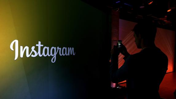 Un fotógrafo enfoca el logo de Instagram. 