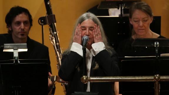 Patti Smith se emociona durante su interpretación.