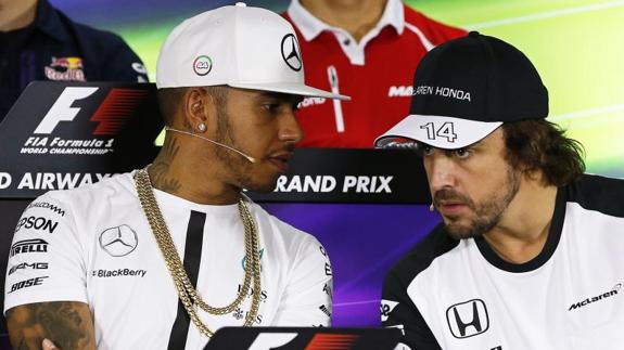 Fernando Alonso (d), junto al británico Lewis Hamilton durante una comparecencia en Dubai. 