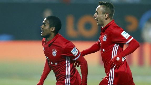 Douglas Costa celebra el gol de la victoria del Bayern. 