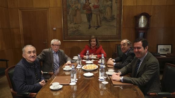 Reunión mantenida hoy por la ministra Fátima Báñez con sindicatos y patronal.