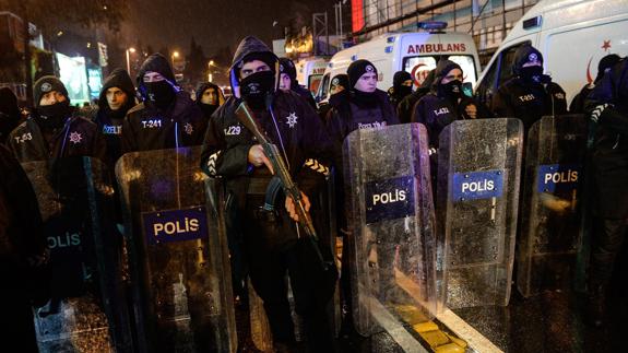 Varios policías rotegen el lugar después del atentado de la discoteca. 