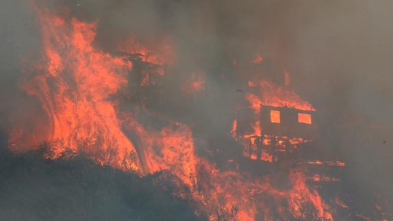 Una casa arde en Valparaíso. 