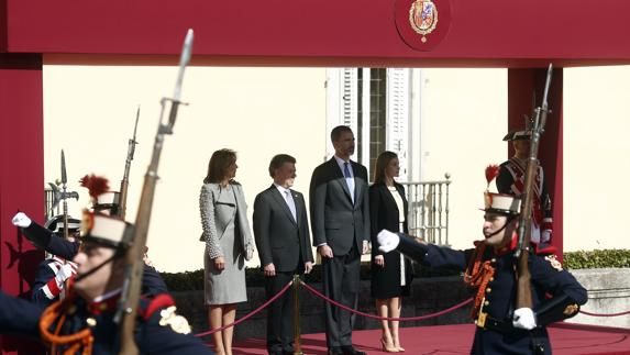 Los Reyes presiden un acto en presencia del presidente colombiano, Juan Manuel Santos.
