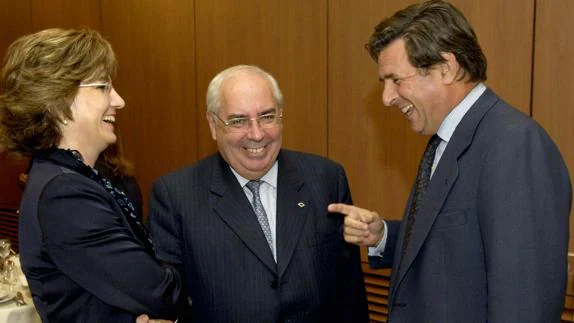 A la derecha, el nuevo embajador de España en Reino Unido, Carlos Bastarreche.