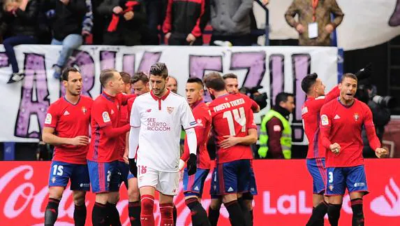 Los jugadores de Osasuna celebran un gol en el partido ante el Sevilla. 