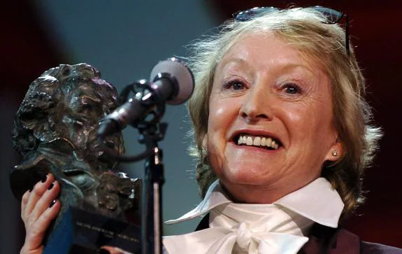 Yvonne Blake recoge el Goya al Mejor Vestuario por 'El Puente de San Luis Rey' en 2005.