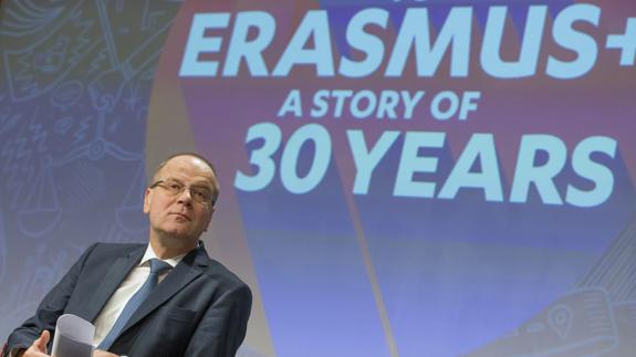 El comisario europeo de Educación, Tibor Navracsics, en la rueda de prensa con motivo del 30 aniversario del programa Erasmus. 