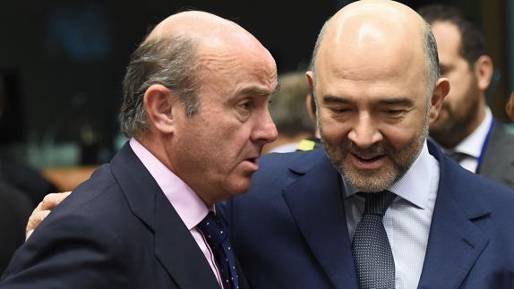 El ministro de Economía, Luis de Guidos, y el comisario europeo Pierre Moscovici.