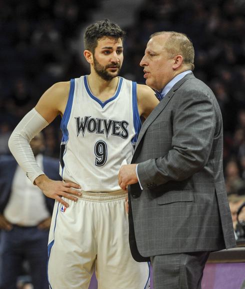 Ricky Rubio habla con su entrenador, Tom Thibodeau. 