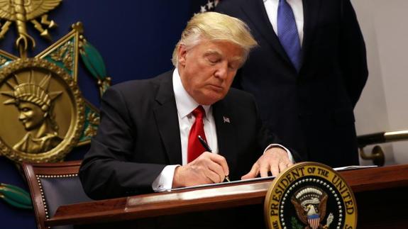 Donald Trump, durante la firma del veto migratorio.
