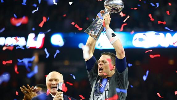 Tom Brady levanta el trofeo Vince Lombardi. 