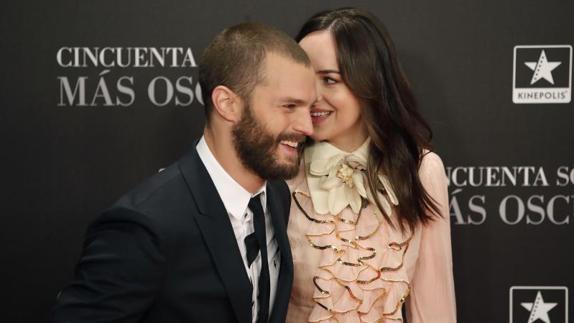 Dakota Johnson y Jamie Dornan, en el preestreno en Madrid de '50 sombras más oscuras'.