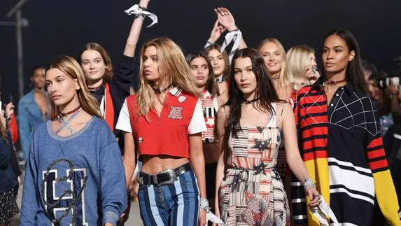 Modelos de Tommy Hilfiger lucen en la muñeca una bandana en señal de "unidad, inclusión y tolerancia".