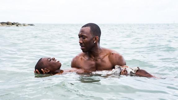 Ashton Sanders y Mahershala Ali, en 'Moonlight'.