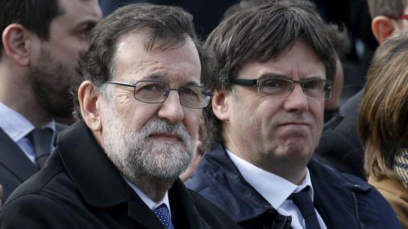 Mariano Rajoy y Carles Puigdemont, en una imagen de archivo.