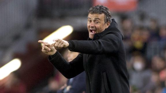 Luis Enrique da instrucciones a sus jugadores. 