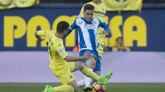 El defensa del Villarreal Jaume Costa (i) disputa un balón con el centrocampista Óscar Melendo (d). 