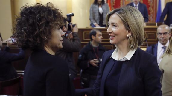 Dolors Montserrat (i) dialoga con la consejera de Familia e Igualdad de Oportunidades de Castilla y León, Alicia García.