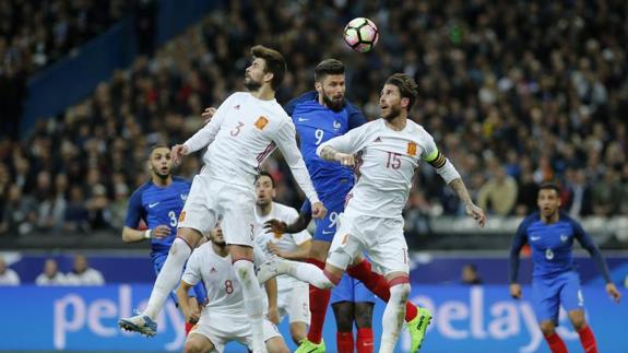 Ramos y Piqué saltan por un balón con el francés Giroud. 