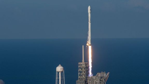 Un año después el Falcon 9 completa con éxito su viaje.