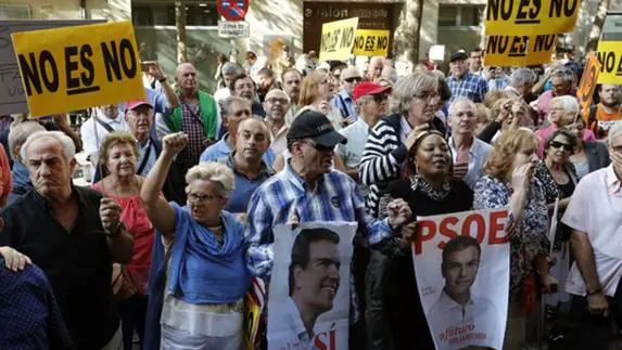 Un grupo de manifiestantes frente a la sede del PSOE en Ferraz, en apoyo a Pedro Sánchez.