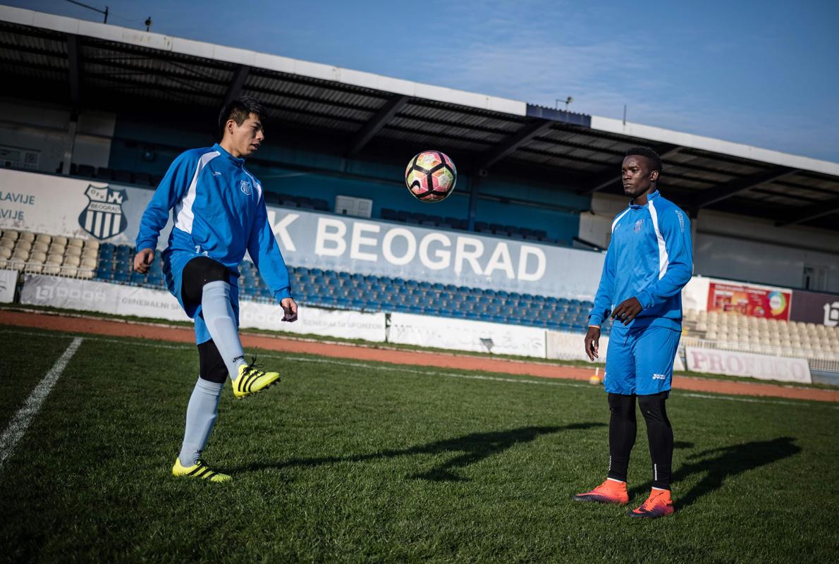 Aucho Khalid y Takuto Yasuoka en el campo del OFK Belgrado 