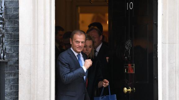 Donald Tusk abandona el 10 de Downing Street tras su reunión con Theresa May.