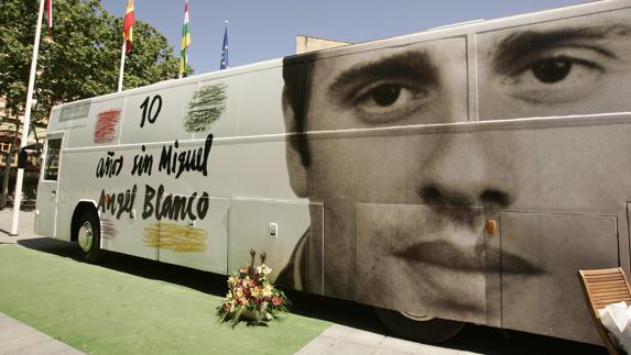 Autobús conmemorativo de la Fundación Miguel Ángel Blanco.