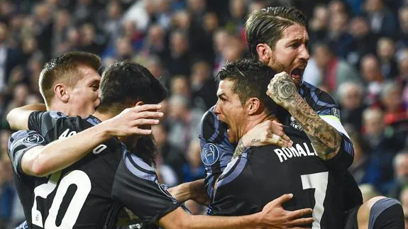 Los jugadores del Madrid celebran uno de los goles de Cristiano. 