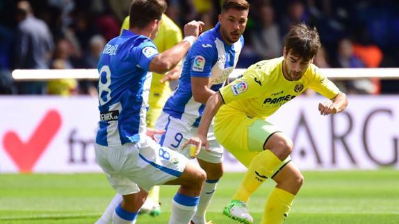 Manu Trigueros protege el balón. 