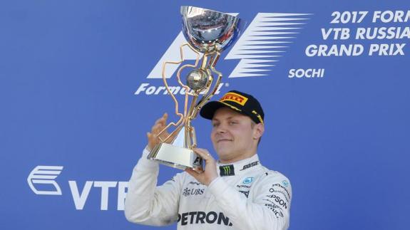 Bottas levanta el trofeo. 