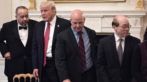 Herbert Raymond McMaster (c.), junto a Donald Trump.