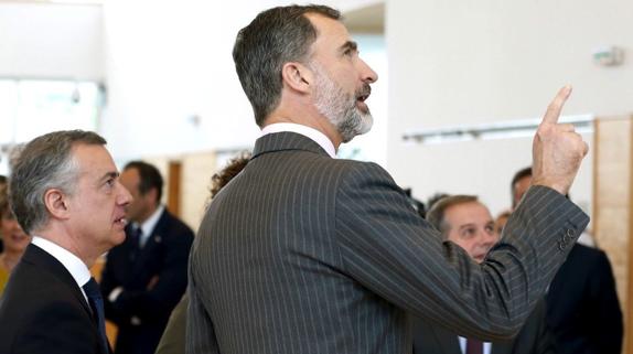 Felipe VI (c), junto al lehendakari, Iñigo Urkullu. 