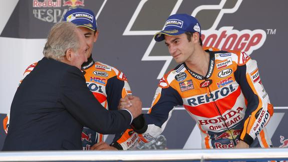 Dani Pedrosa estrecha la mano del Rey Juan Carlos en el podio. 