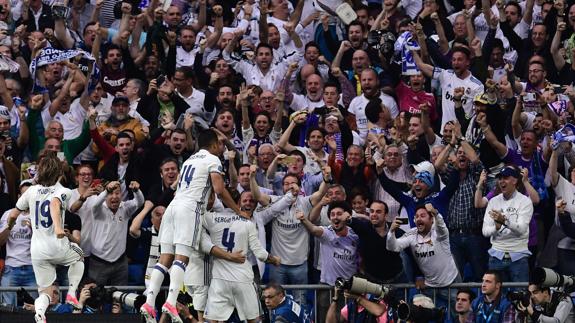 Los jugadores del Madrid celebran un gol ante su afición. 