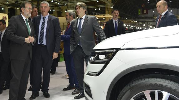 Rajoy (i) y Puigdemont (c), en el Salón del Automóvil de Barcelona.