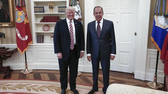 Donald Trump posa junto a Sergei Lavrov.