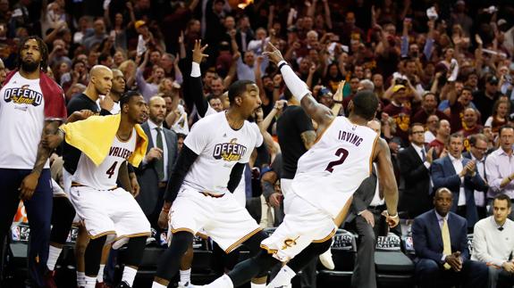 Irving celebra una canasta ante los Celtics. 