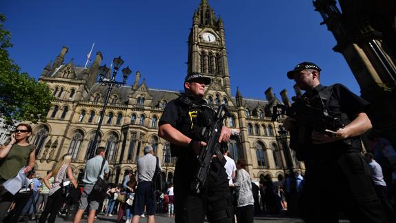 Agentes armados patrullan en Manchester.