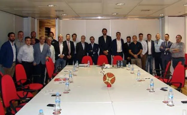 Los representantes de los clubes de la LEB Oro, con Jorge Garbajosa (c). 