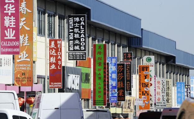 Comercios chinos en el polígono Cobo Calleja de Fuenlabrada, Madrid 