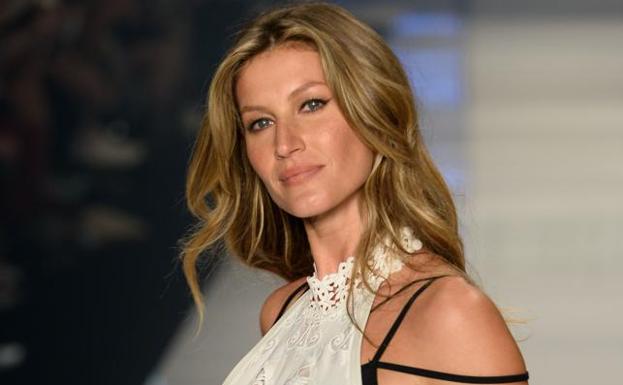 Gisele Bündchen con mechas balayage en rubio.