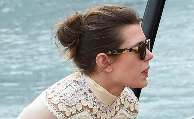 Carlota Casiraghi con moño 'messy', con mechones sueltos. 